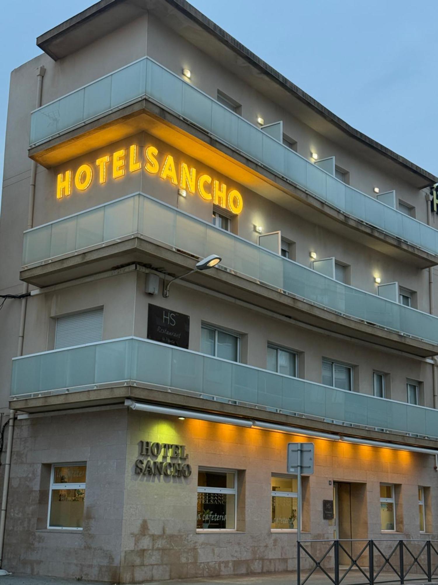 Hotel Sancho โอสปิตาเล็ต เด ลินฟันต์ ภายนอก รูปภาพ